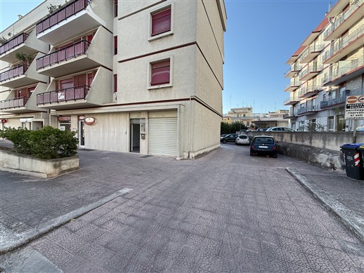 Locale Categoria Catastale A/10. Piano Terra, Ingresso Indipendente.